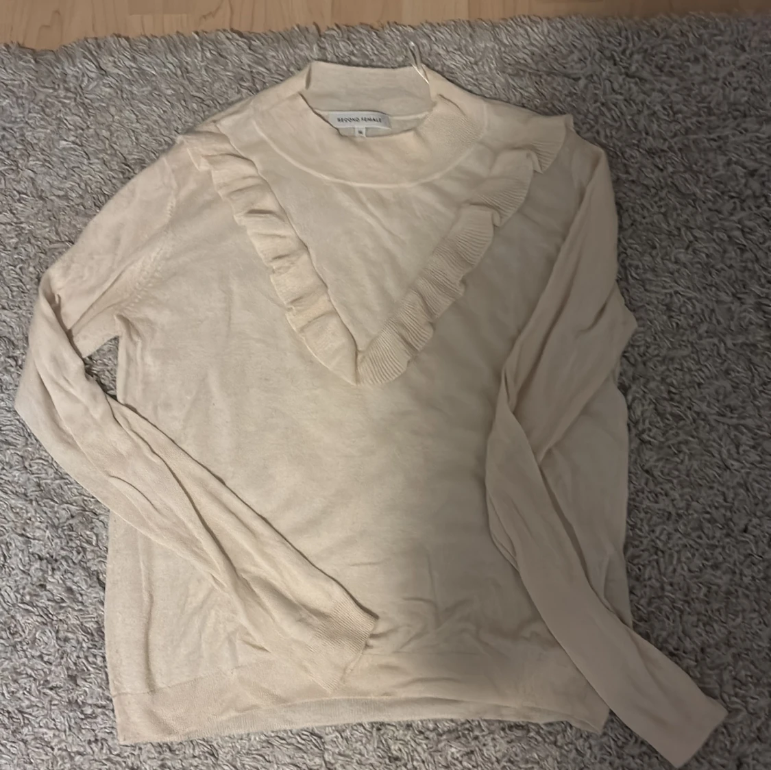 Långarmad tröja med volang