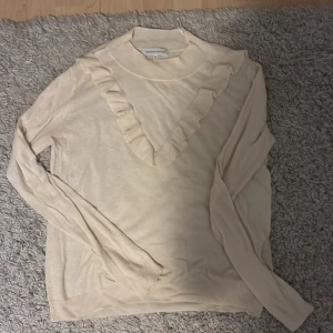 Långarmad tröja med volang - Bra skick. Gammalt märke