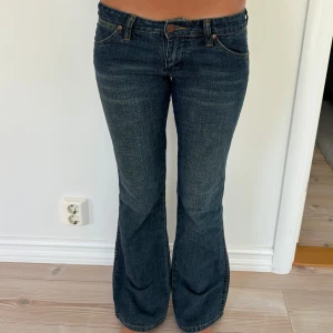 Utsvängda jeans - Så snygga lågmidjade bootcut jeans från Wrangler💞Storlek 27x31, mycket bra skick 💗🎀