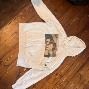 dirty dancing hoodie  - dirty dancing hoodie från H&M storlek - m inte nyskick men e ren och hel