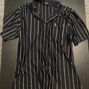 YSL Tröja - XXL, om man har storlek M så passar det som en oversised t-shirt, oanvänd