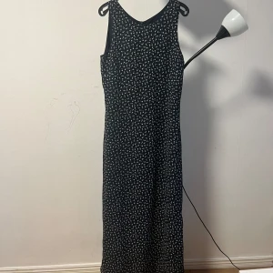 Maxiklänning i chiffong - Otroligt snygg maxiklänning som är perfekt till våren och sommaren.