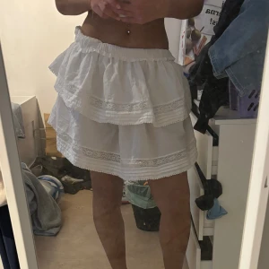 Vit kjol bikbok  - Storlek S, vit detaljerad volang kjol Använd max tre gånger, ord pris 350kr