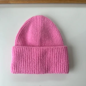 Mössa - Rosa mössa från Gina i jättebra skick, nästan aldrig använd🩷