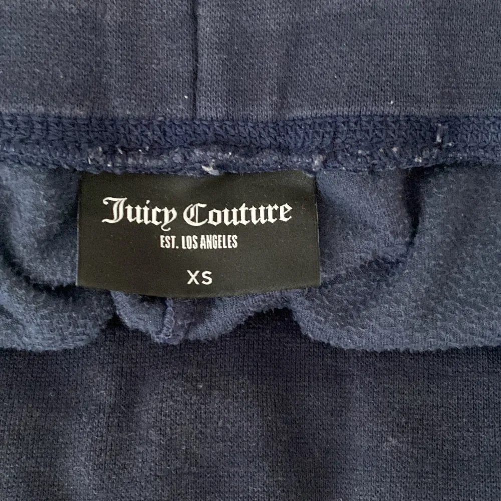 Säljer ett par supermysiga mörkblå mjukisbyxor från Juicy Couture i st xs. Köpta här på plick och inte använda speciellt många gånger hos någon av oss! uppsydda ett varv men går såklart att spretta bort! Finns fler färger i profilen!. Jeans & Byxor.