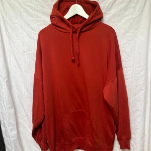 Lång hoodie - Lång och mysig hoodie med färgen tegelstens röd.