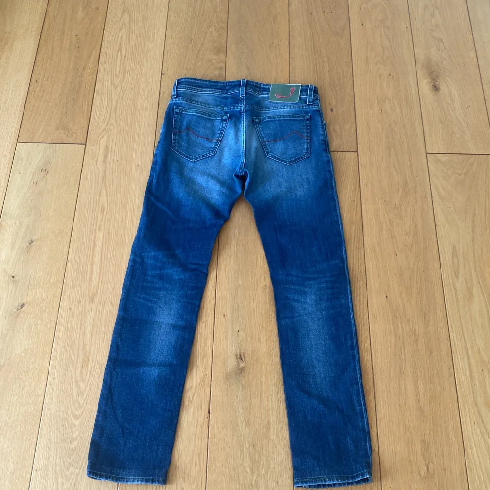 Jacob Cohën Slim fit jeans! Jeansen är i ett extremt bra skick. Endast använda fåtal gånger! Nypris 5500kr. Hör gärna av er vid minsta fundering!. Jeans & Byxor.