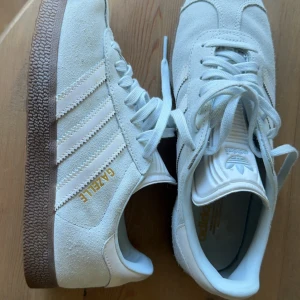 Adidas Gazelle i ljusblå mocka - Säljer ett par snygga Adidas Gazelle i ljusblå mocka.💕 säljes då det är för små för mig som brukar ha 37-38 i skor. Använda fåtal gånger och är därför i bra skick.💕 storlek 36,2/3. 