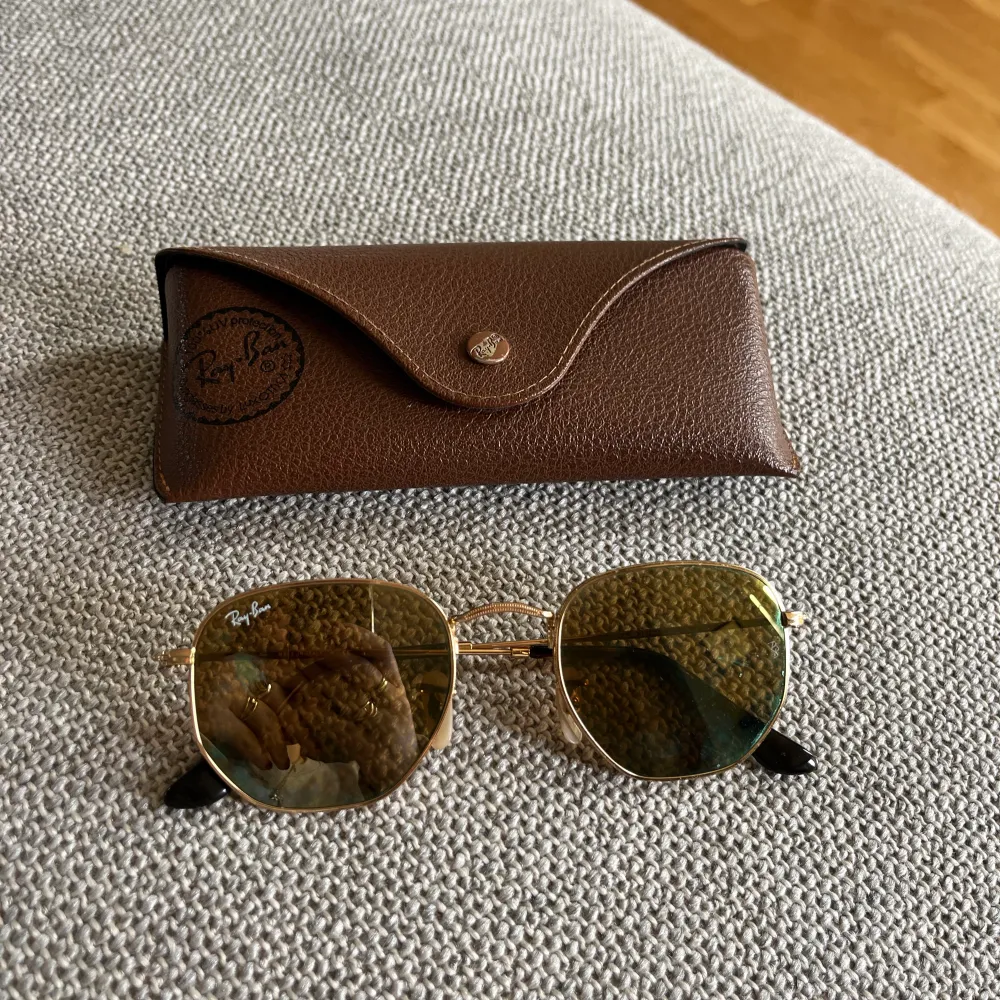 Hexagonal ray ban solglasögon! Endast använda ett fåtal gånger så i bra kondition🩵. Övrigt.