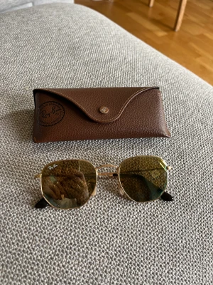 Ray Ban sunglasses  - Hexagonal ray ban solglasögon! Endast använda ett fåtal gånger så i bra kondition🩵