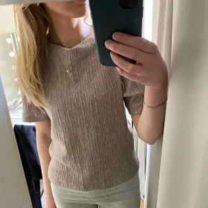 Zara tröja - Skön beige rosa tshirt som passar till mycket. Tröjan är från zara men köpt här på plick! Första bilden är från gamla ägaren skriv innan köp eftersom jag säljer jag även på vinted💕