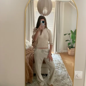 Sååå söt trekvartsärmade tröja från ONLY🤍 - Super mysig, passar till allt, bra skick, trevligt material, och framför allt inga defekter 💓