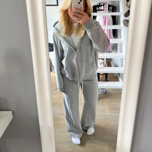 Mjukisset  - Set med mjukisbyxor och hoodie, byxorna är i xs och hoodien i xl. Säljer då jag inte har någon användning för det. Hör av dig vid frågor eller för fler bilder🥰