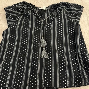 Tröja  - Väldigt fin blus/tröja köpt från hm. Nyskick då den aldrig har vart använd 