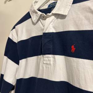 Säljer nu denna stilrena polo Ralph lauren, helt perfekt i färgerna och sitter exakt som den ska🤩 inte använd mycket, helt perfekt skick.Har du fler frågor hör bara av dig 🤙🏼