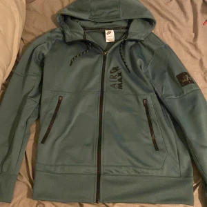 Blå hoodie från Nike Air Max - Säljer en snygg blå hoodie från Nike Air Max. Den är tillverkad i Therma-Fit material för extra värme. Perfekt för kyliga dagar! PRIS KAN DISKUTERAS