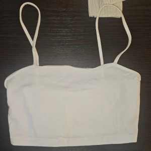 Vitt linne - Säljer detta vita linnet! Linnet är jättefint och funkar perfekt till vilka tillfällen som helst! 