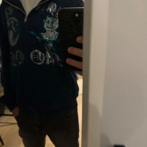 Aim for the Moon  - Tjena! Säljer nu denna blåa aim for the Moon hoodie som är i mycket bra skick! Köpt från aim for the Moon för 750kr för ungefär 1år sen och ej använts så mycket. Skicka 9,5/10. Vid snabbt köp så kan pris sänkas!🔥🔥