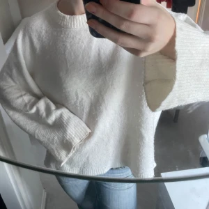 Stickad tröja h&m - Snygg o skön stickad tröja från H&M🤍Köpt förra hösten och använt ett fåtal gånger så i bra skick💕