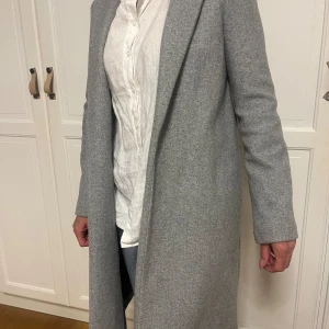 Grå lång kappa - Lång grå kappa från Zara i storlek S🩶 Nypris 599kr 