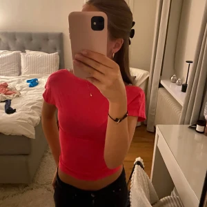 Tröjor med öppen rygg - Säljer tröjorna då jag inte tycker att jag passar i färgen. Köp en för 75kr eller båda för 100kr! Inga defekter och är så gott som i nyskick🩷