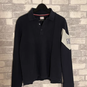 Moncler tröja - Tvärskön mörkblå, gamme bleu moncler långärmad pikétröja. Strlk S. Vid fler frågor eller funderingar, kom pm. Allt gott, mvh