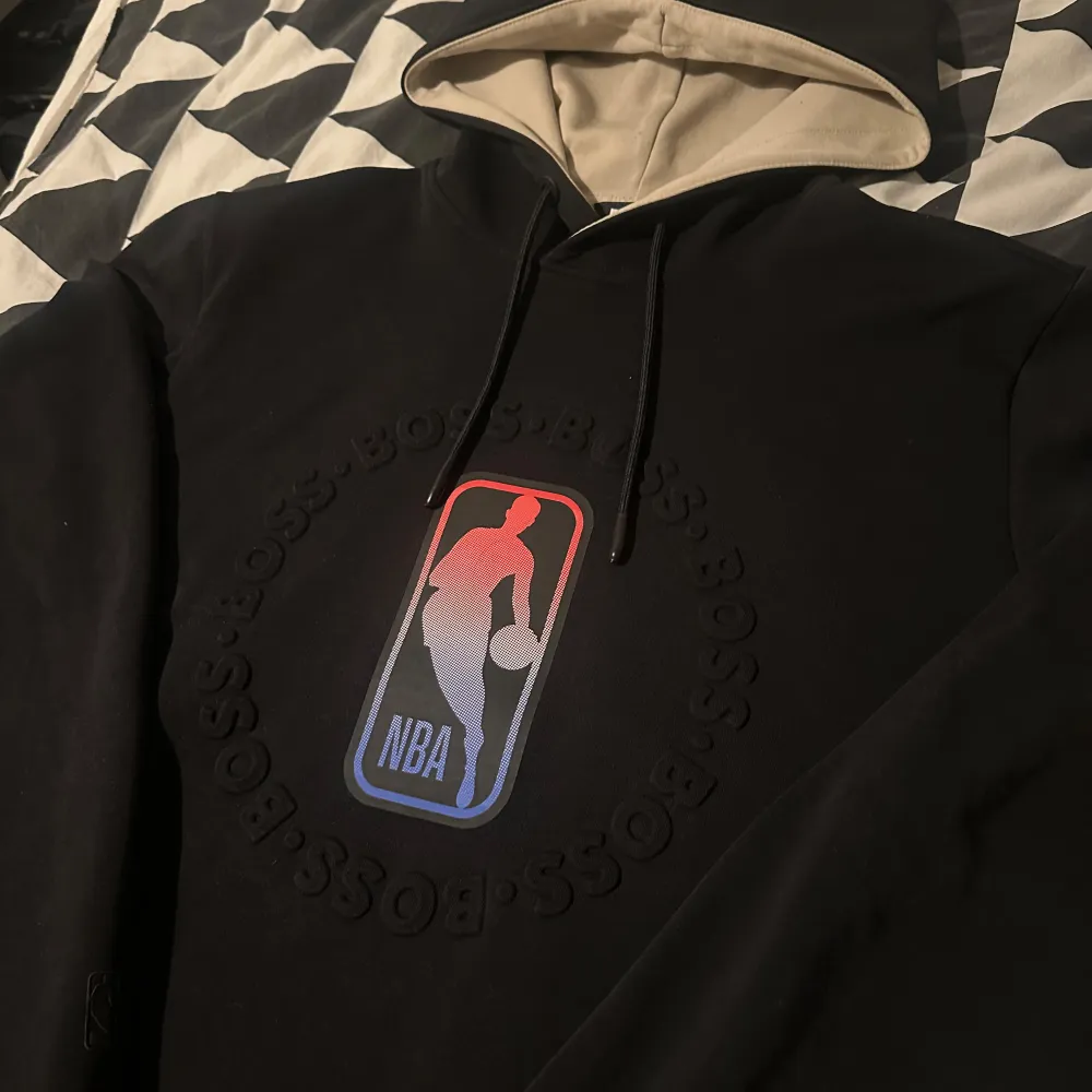 Säljer nu denna Hugo boss/ NBA hoodie pågrund av att den ej användas längre. Medföljer ett nyckelband som man fick till tröjan. Skick: 8,5/10. Hoodies.