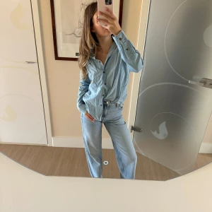 Denim/ljusblå morris skjorta i storlek 36 - Jättefin Clash & tidlös Morris skjorta i storlek 36. Använd en gång💕