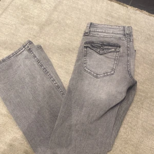 chunky low flare jeans ifrån Ginatrico  - Ljusgrå jeans som tyvär är för korta för mig, är ( 160 cm). Snygga och i bra skick💕🥰 köpte för 350 