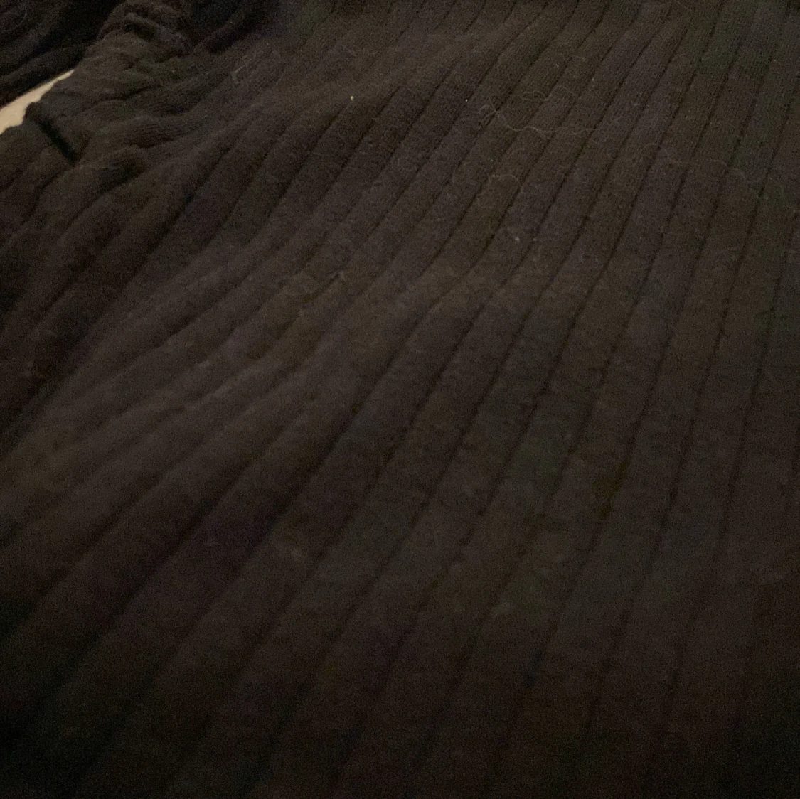 Svart ribbad klänning - 90