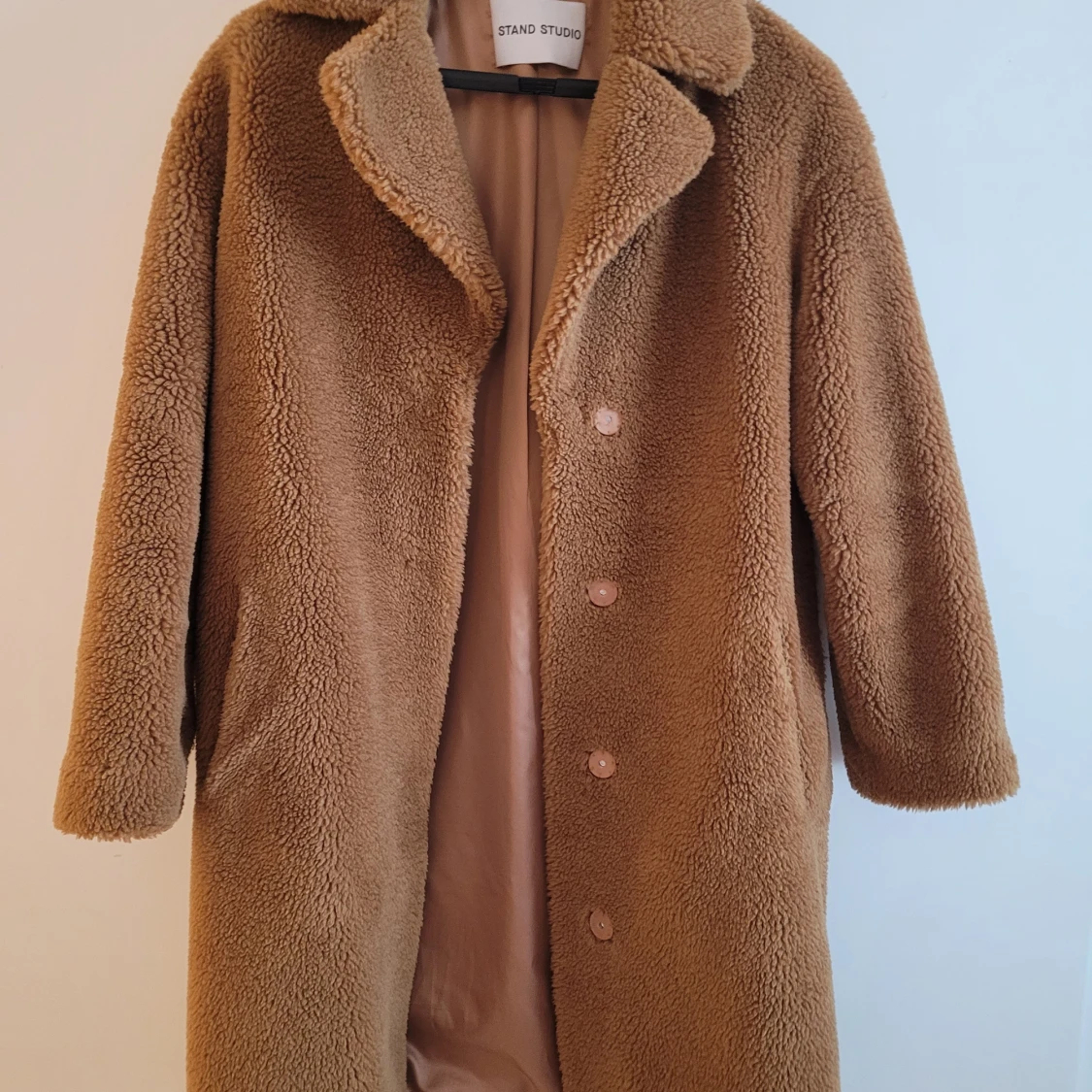 Brun teddyjacka från Stand Studio