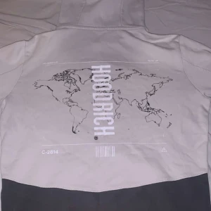 Hoodrich hoodie - Tja säljer nu min tvär sköna hoodrich hoodie som jag inte andvändt allt för mycket. Tröjan e snygg skön o allmänt go så skriv för frågor o vidare den är nu förliten därför jag säljer också fler bilder finns o få vid dm//axel pris går diskutera