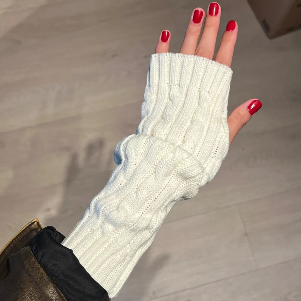 Säljer flera torgvantar helt nya & oanvända. Sjukt snygga nu till hösten. Finns i vit, grå och svart. 🎀 TRYCK EJ PÅ KÖP. 89kr per par! ❤️. Asusteet.
