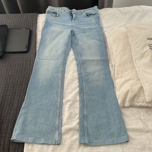 Jeans  - Blåa midwaist jeans från zara i storlek 38. Kommer inte till användning längre. 