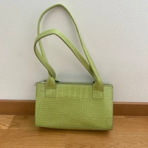 En grön handväska från shein - En grön söt liten handväska från shein som matchar dina outfits 🥰 säljer på grund av att jag har råkat köpa två likadana. Aldrig använd 