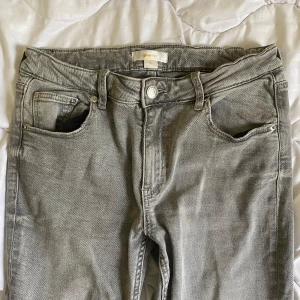 Low waist Bootcut jeans  - Dessa jeans är low waist och har bootcut leg. De är ljus gråa och har två bakfickor. Dessa säljer jag eftersom att de är för korta i längden för mig, ( då jag har lite längre ben  ). Dessutom så har dessa jeans en justerbar midja.