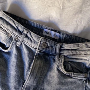 gråa jeans - ursnygga jeans med slits vid byxkanterna, tyvärr inte kommit till så mycket användning, jättefint skick, kontakta vid intresse/funderingar❣️