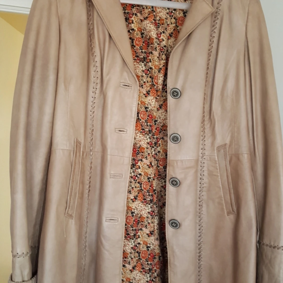 Beige skinnkappa med blommigt foder