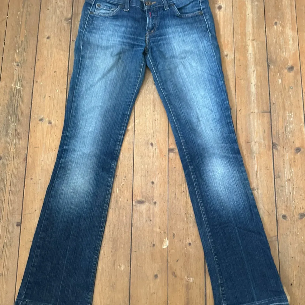 Riktigt snygga utsvängda jeans . Jeans & Byxor.