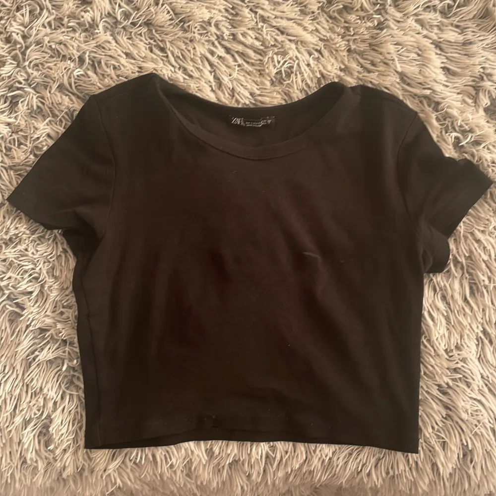 fin zara top . T-shirts.