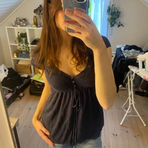 Söt topp  - Köpt på second hand, storlek US 10, passar S-M, går också att vika in den om man vill ha den kortare (se bild 4)