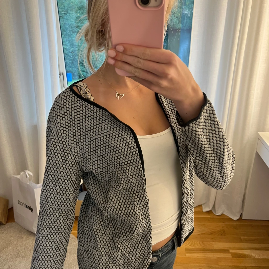 Svartvit mönstrad kofta