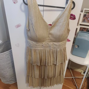Fin klänning - Väldigt vacker kläning som jag köpte på en marknad i turkiet tyvärr så är den för stor för mig och behöver säljas