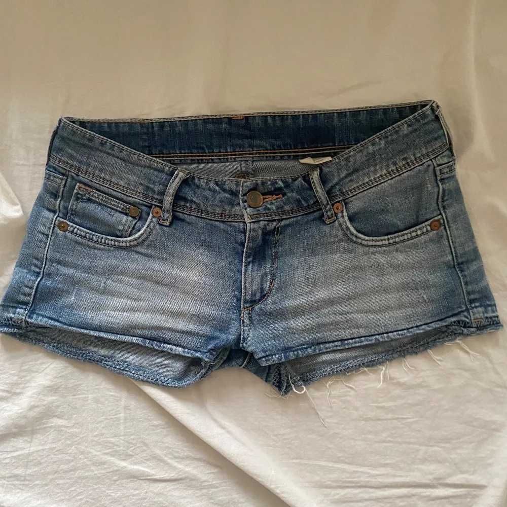 Säljer dessa jätte snygga jeans shorts💞 vet inte om trådarna är en del av designen eller inte, då jag köpte dom från Plick!💞shortsen har en väldigt fin ljusblå färg och är perfekta att ha på en vardag💞  Kontakta mig om du har frågor!💞 Midjemått: 38cm. Shorts.