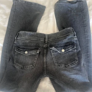 Bootcut jeans - Superfina lågmidjade bootcut jeans, med fickor där bak.😍😍 Från Gina Tricot, i mycket bra skick