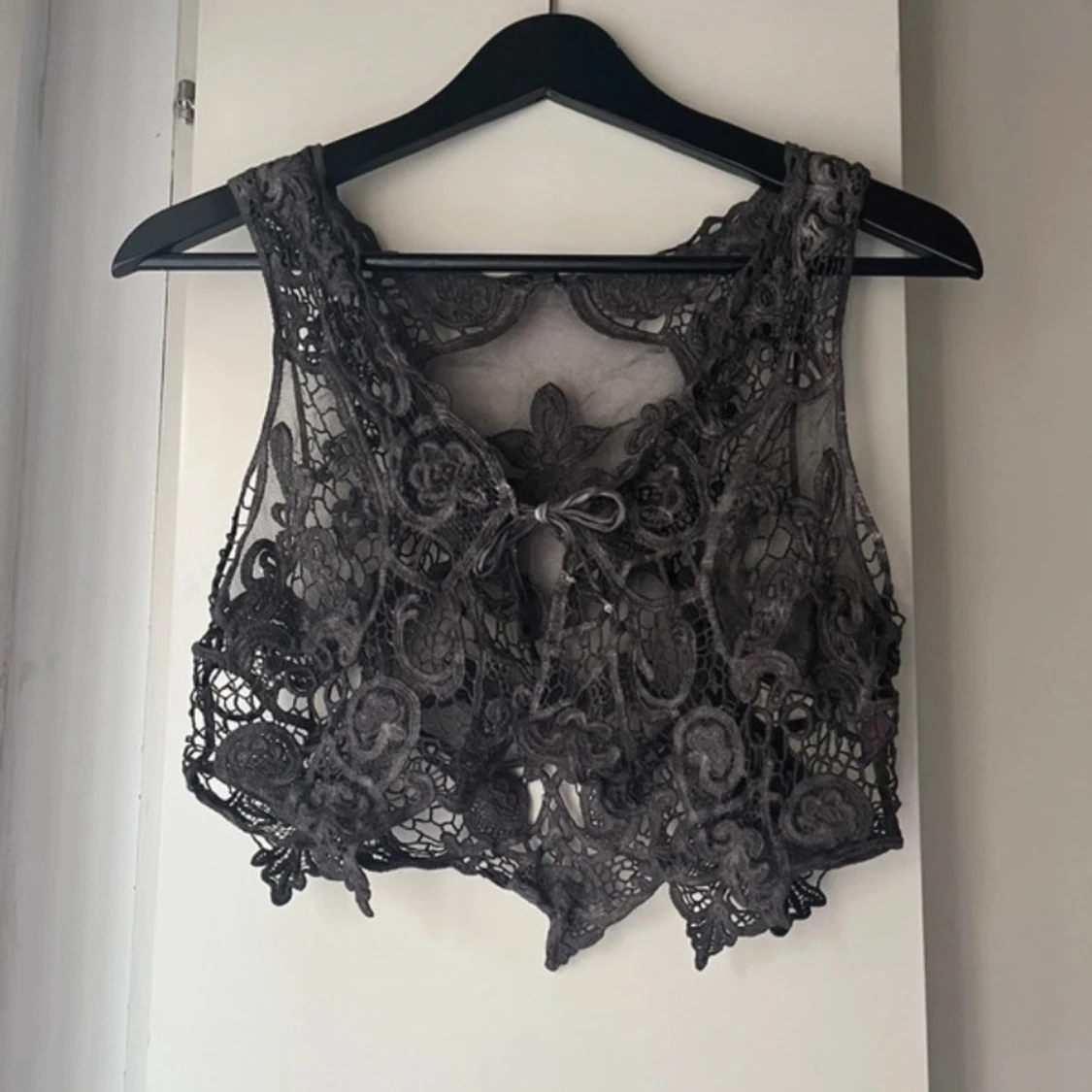 Svart/grå bolero i spets 