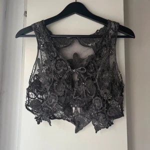 Svart/grå bolero i spets  - så snygg 