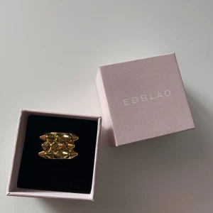 Edblad peak ring i guld - Har använts få gånger därav nyskick. Nypris 399kr. Kom dm vid frågor eller intresse💗