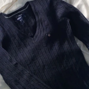 gant tröja  - Snygg kabelstickad tröja från Gant, använd fåtal gånger, fint skick, pris kan diskuteras💙