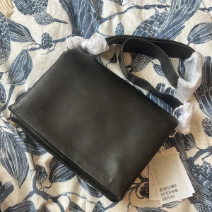 Axelremsväska  - Helt ny axelremsväska från &other stories. Lapparna kvar. Köparen står för frakt 🤍